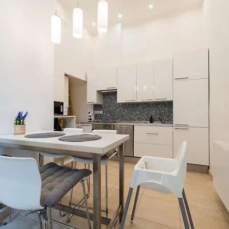 Spacious By Opera Apartment Budapest