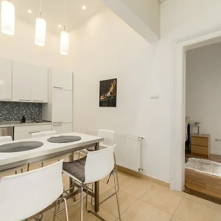 Spacious By Opera Apartment Budapest
