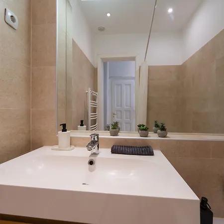 Spacious By Opera Apartment Budapest