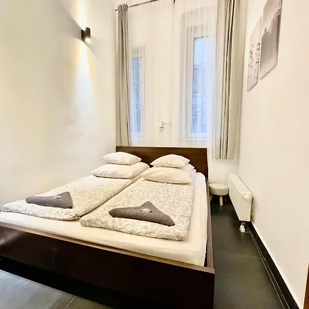 Alice - Andrassy Street Budapešť