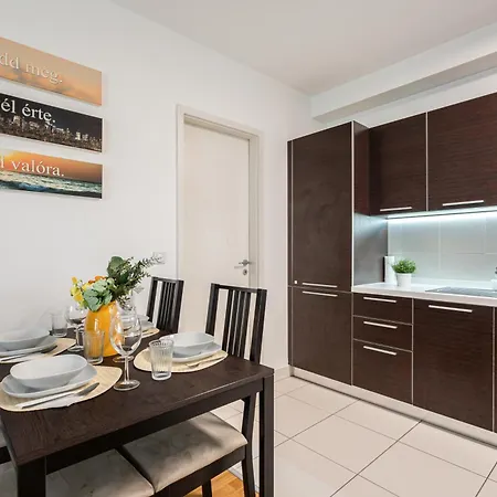 Of Serenity - 2 Bdr, Free Parking And Terrace בודפשט