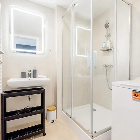 Sleek With Balcony And Parking Apartment Budapest