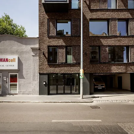 Apartment Sleek With Balcony And Parking *