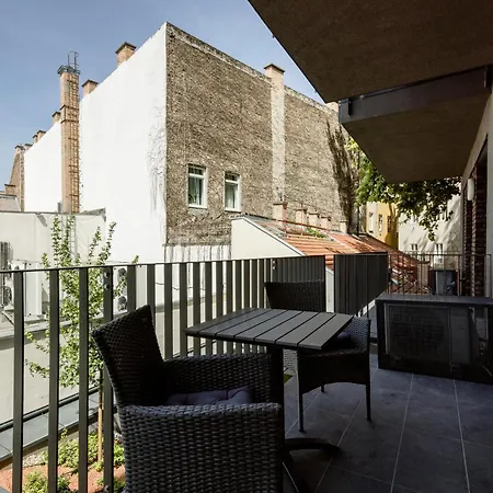 Sleek With Balcony And Parking Apartment Budapest