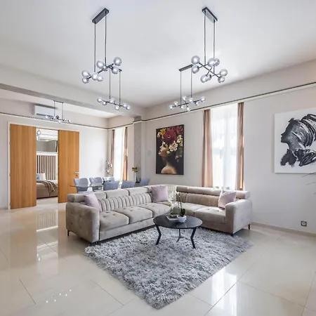High-end Luxurious Royal In The Heart Of Apartment *