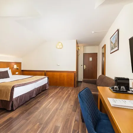 מלון Carlton Buda Castle 4*