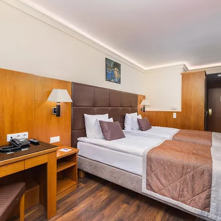 מלון Carlton Buda Castle 4*