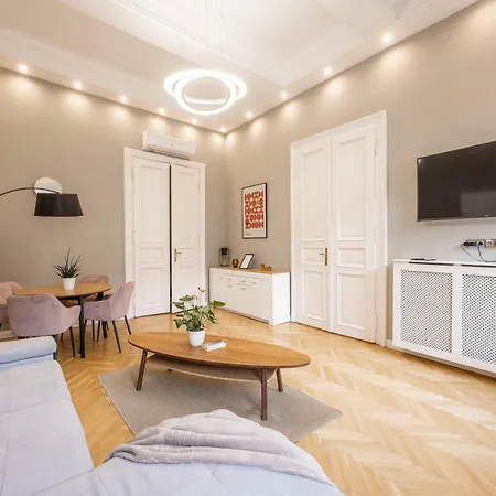 Charming & Cozy Central By Prestige Homes *