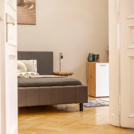 Charming & Cozy Central By Prestige Homes *