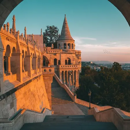Luxe, Minimal 3dbr Apt-stunning New York Cafe View * Budapest