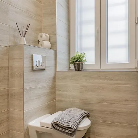 Luxe, Minimal 3dbr Apt-stunning New York Cafe View