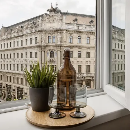 Apartment Luxe, Minimal 3dbr Apt-stunning New York Cafe View