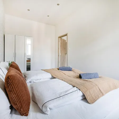 Luxe, Minimal 3dbr Apt-stunning New York Cafe View Apartment Budapest