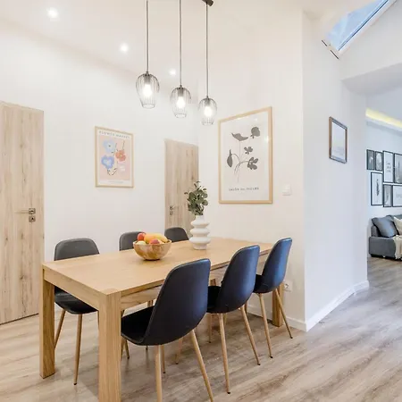 Luxe, Minimal 3dbr Apt-stunning New York Cafe View