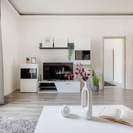 Luxe, Minimal 3dbr Apt-stunning New York Cafe View