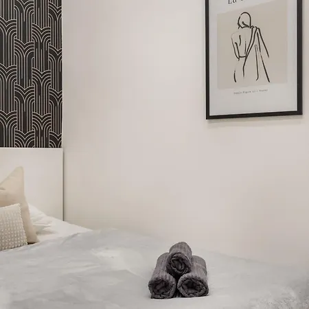 Luxe, Minimal 3dbr Apt-stunning New York Cafe View
