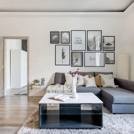 Apartment Luxe, Minimal 3dbr Apt-stunning New York Cafe View