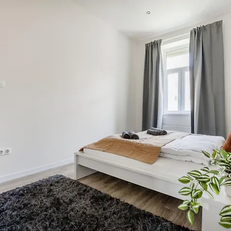 Luxe, Minimal 3dbr Apt-stunning New York Cafe View Apartment Budapest