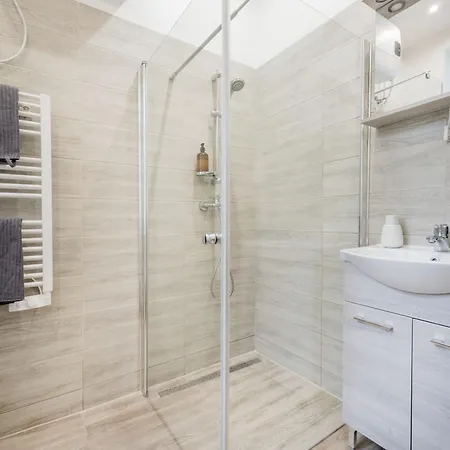 Luxe, Minimal 3dbr Apt-stunning New York Cafe View