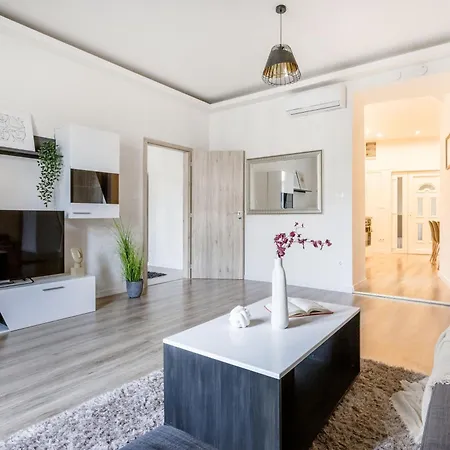 Luxe, Minimal 3dbr Apt-stunning New York Cafe View Apartment