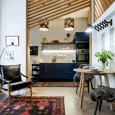 Warm And Cozy Hideaway In The Heart Of The Apartment *