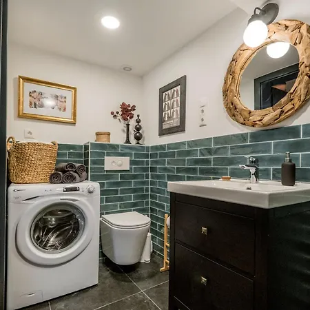 Warm And Cozy Hideaway In The Heart Of The *