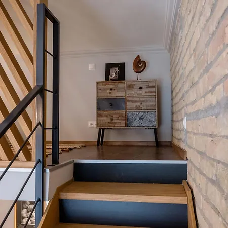 Warm And Cozy Hideaway In The Heart Of The Apartment