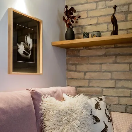 Warm And Cozy Hideaway In The Heart Of The Apartment
