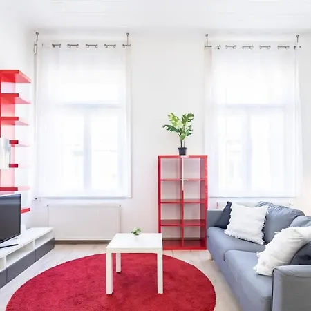 Bright & Large At Location Apartment *