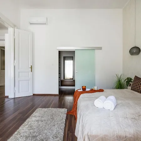 Luxe 2br With View On The St Stephen Road *