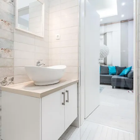 Cozy 2 Bedroom 2 Bathroom In The Centre Apartment