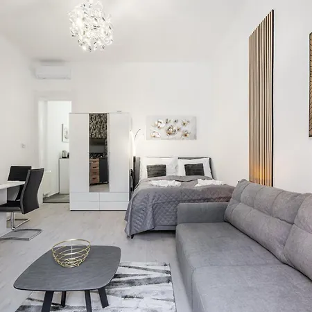 Peak Pointe Apartment *