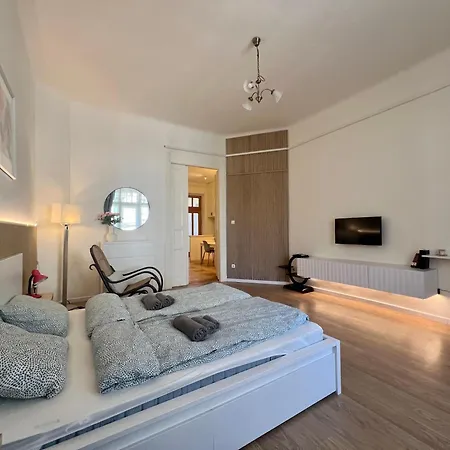 Minimalistic & In Heart Street Budapešť