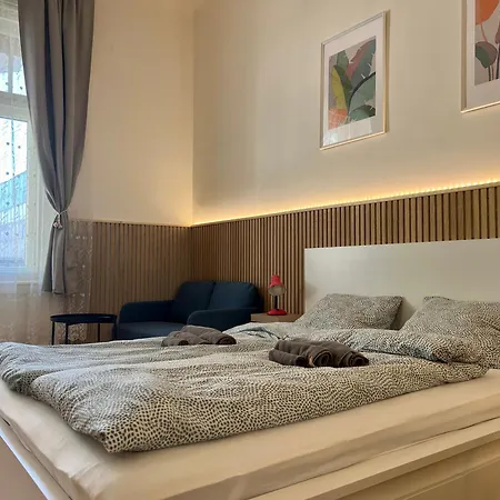 Minimalistic & In Heart Street * Budapešť