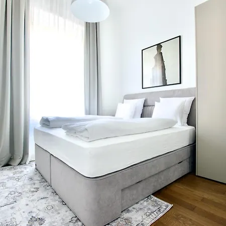Premium By Hi5- Jozsef Koerut Budapest