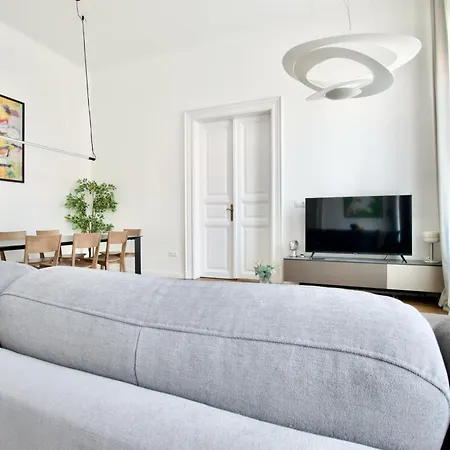 Premium By Hi5- Jozsef Koerut Budapest