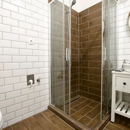 By Hi5 Apartments- Erzsebet 44 *