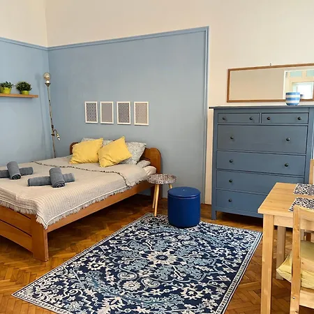 Sip Fifteen Center Apartment