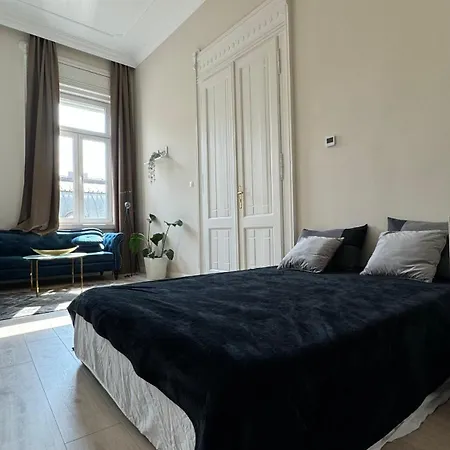 Luxury Parisian Designed 3-bedroom Gem In Heart Of Apartman Budapest