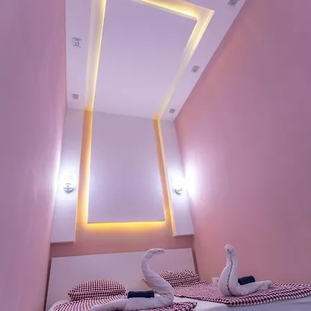 Sapphire - 5 Rooms, 2 Bathrooms *