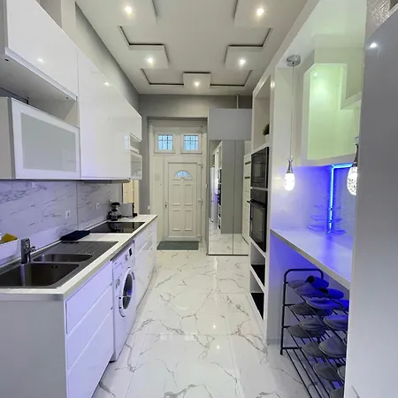 Sapphire - 5 Rooms, 2 Bathrooms *