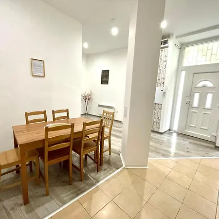 Relax With 2 Bedroom, 2 Bathroom For 6 People In The Centre Free Coffee Apartment