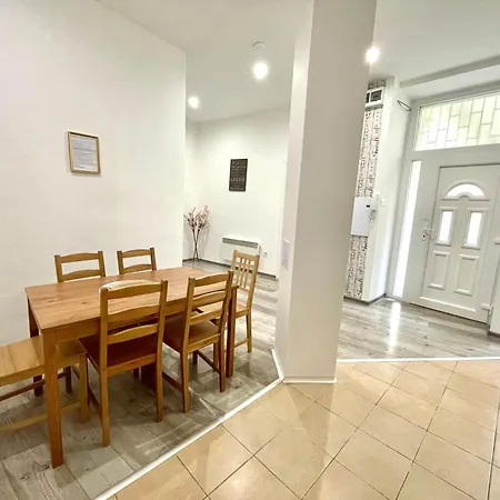 Relax With 2 Bedroom, 2 Bathroom For 6 People In The Centre Free Coffee *