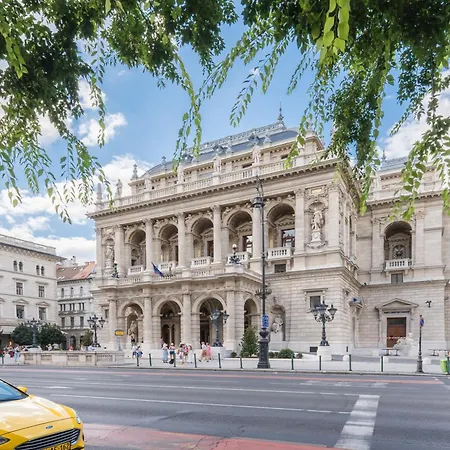 Bourgeois Elegance In The Heart Of Apartment *