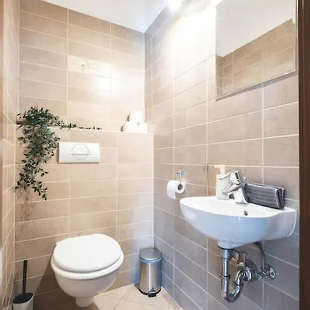 Appartement Bright Downtown Balcony Retreat *