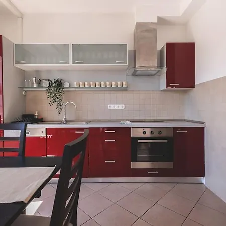 Bright Downtown Balcony Retreat Appartement
