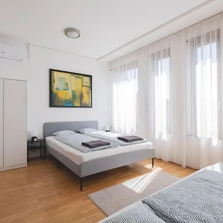 Appartement Bright Downtown Balcony Retreat