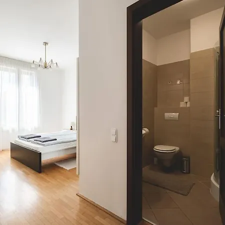 Appartement Bright Downtown Balcony Retreat