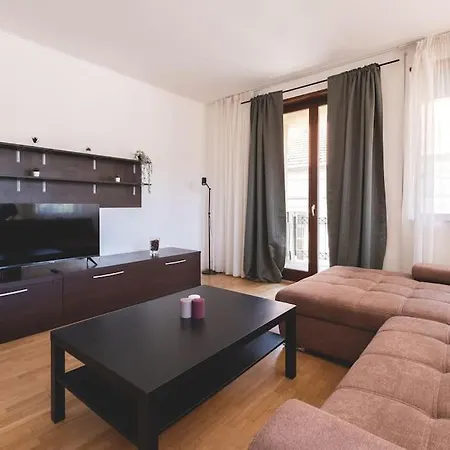 Bright Downtown Balcony Retreat Appartement