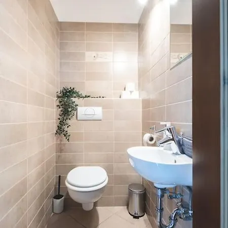 Appartement Bright Downtown Balcony Retreat